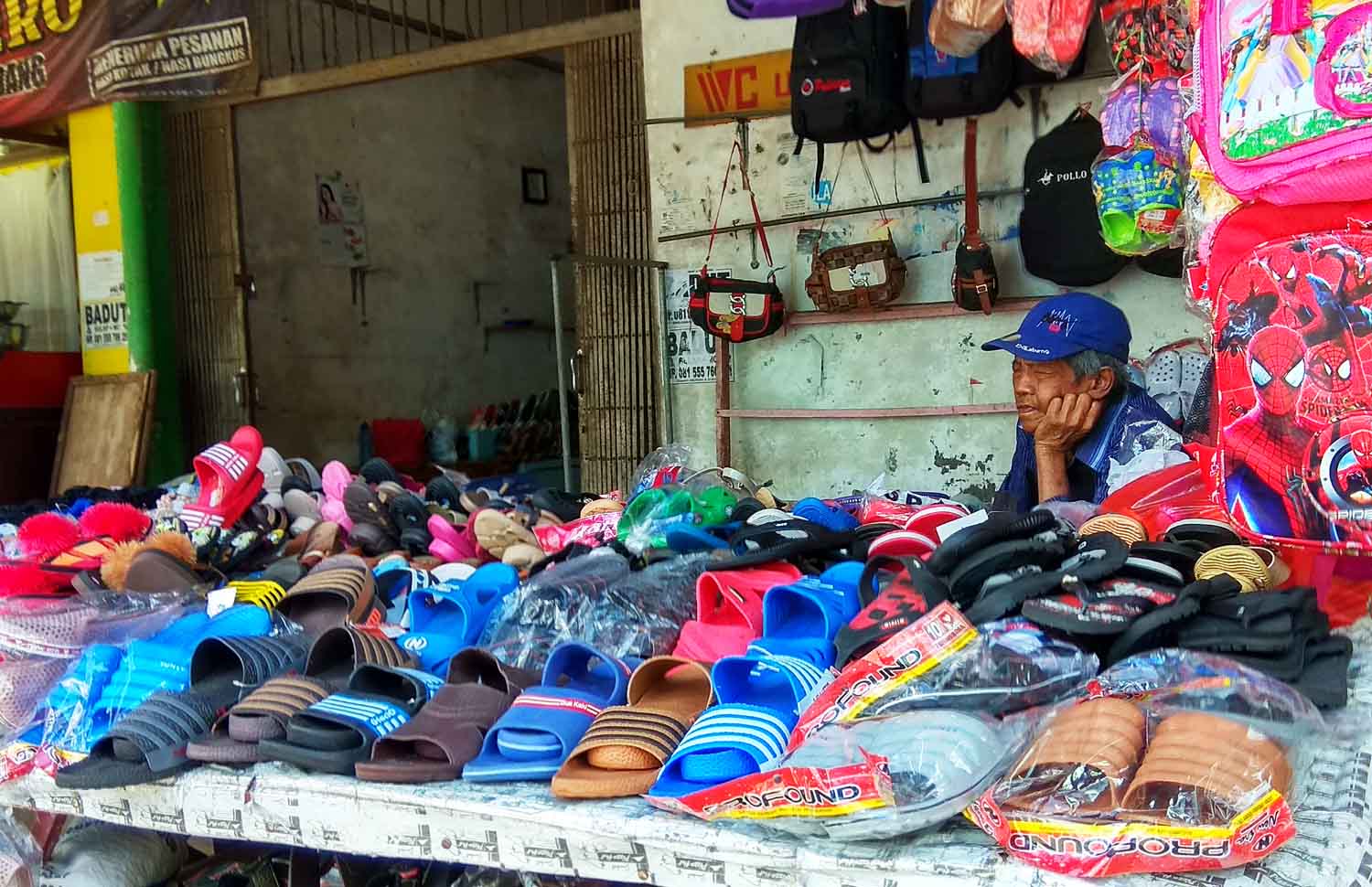 Pedagang sandal Pasar Legi Blitar.