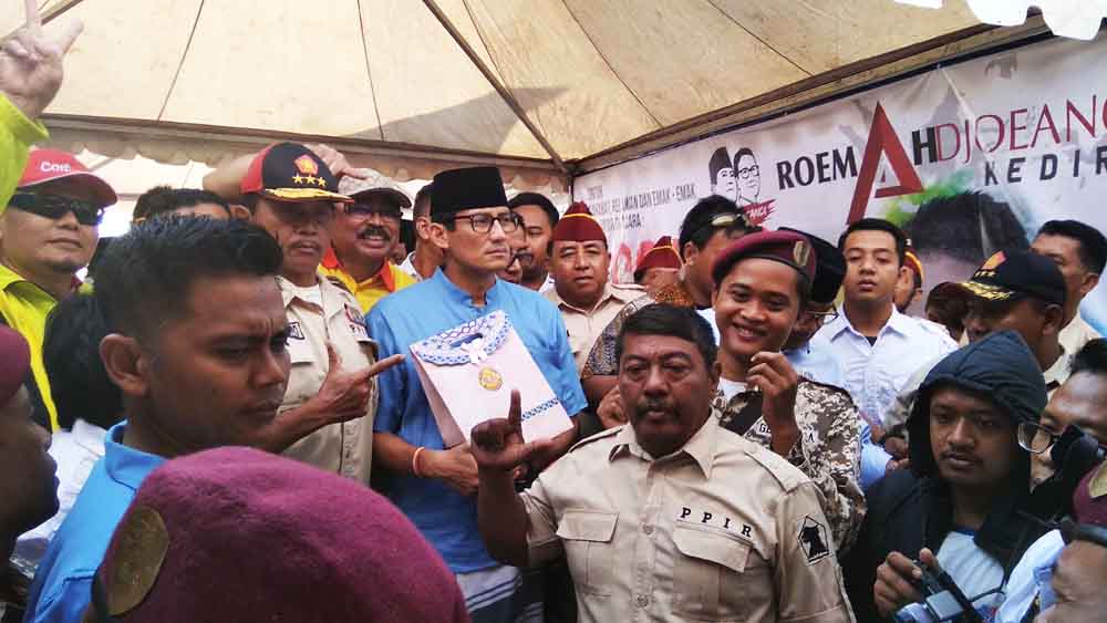 Cawapres Sandiaga Uno saat berada di posko relawan pemenangan di Kediri