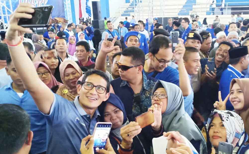 Cawapres Sandiaga Uno berselfie bersama para ibu-ibu di Madiun