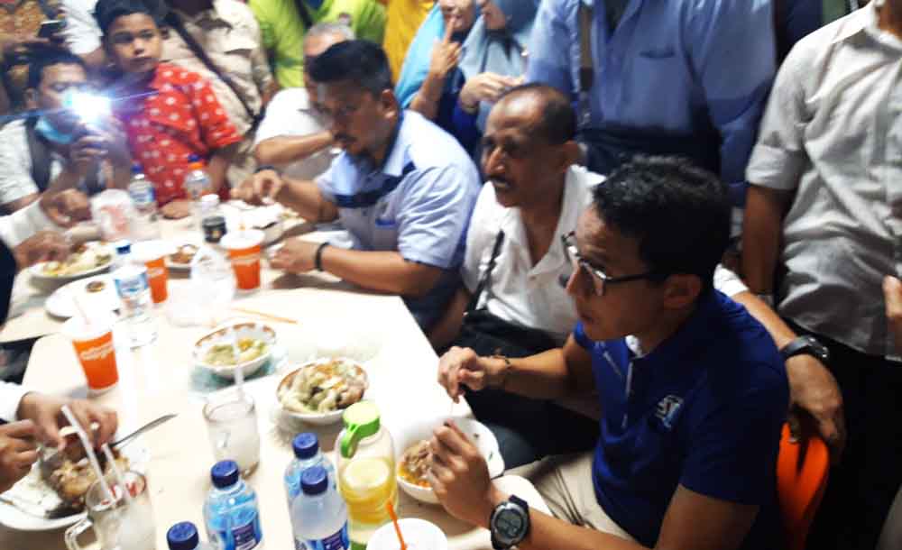 Mampir Surabaya, Cawapres Sandiaga Cicipi Sop Buntut 'Dinosaurus'