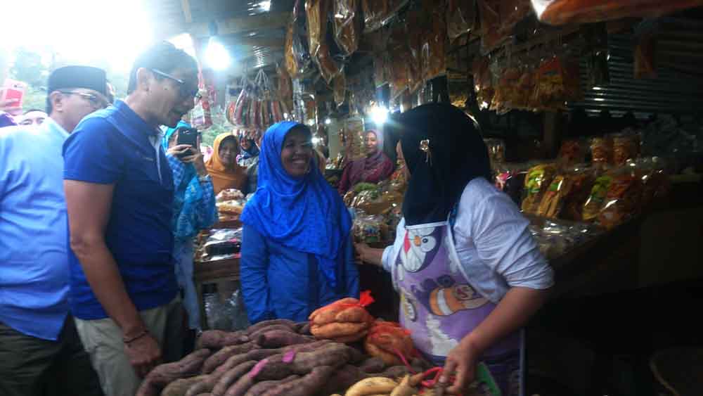 Cawapres Sandiaga saat mengunjugi salah satu pedagang di Wisata Air Pacet