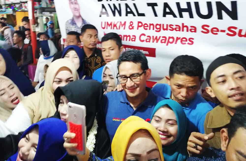 Cawapres Sandiaga saat bersama pendukungnya di Jawa Timur