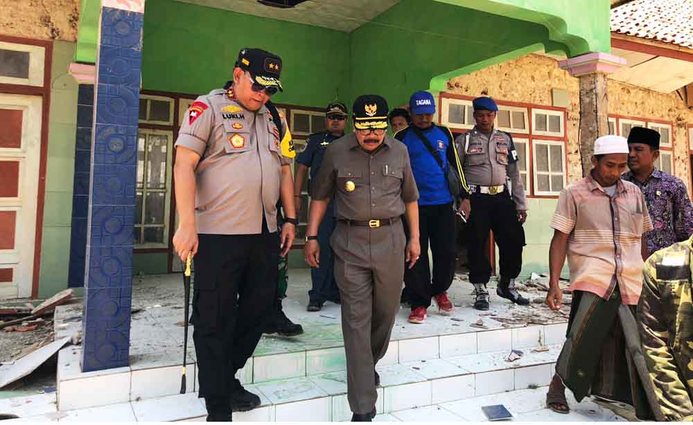 Kapolda Jatim bersama Gubernur Jatim dan Pangdam V Brawijaya saat mengunjungi Pulau Supadi, Sumenep.