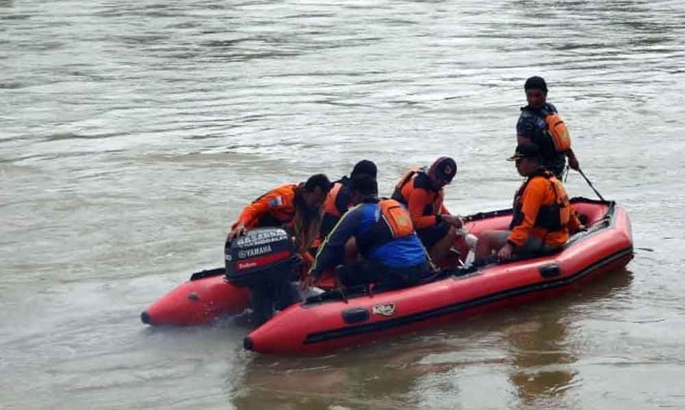 Tim SAR mencari keberadaan korban