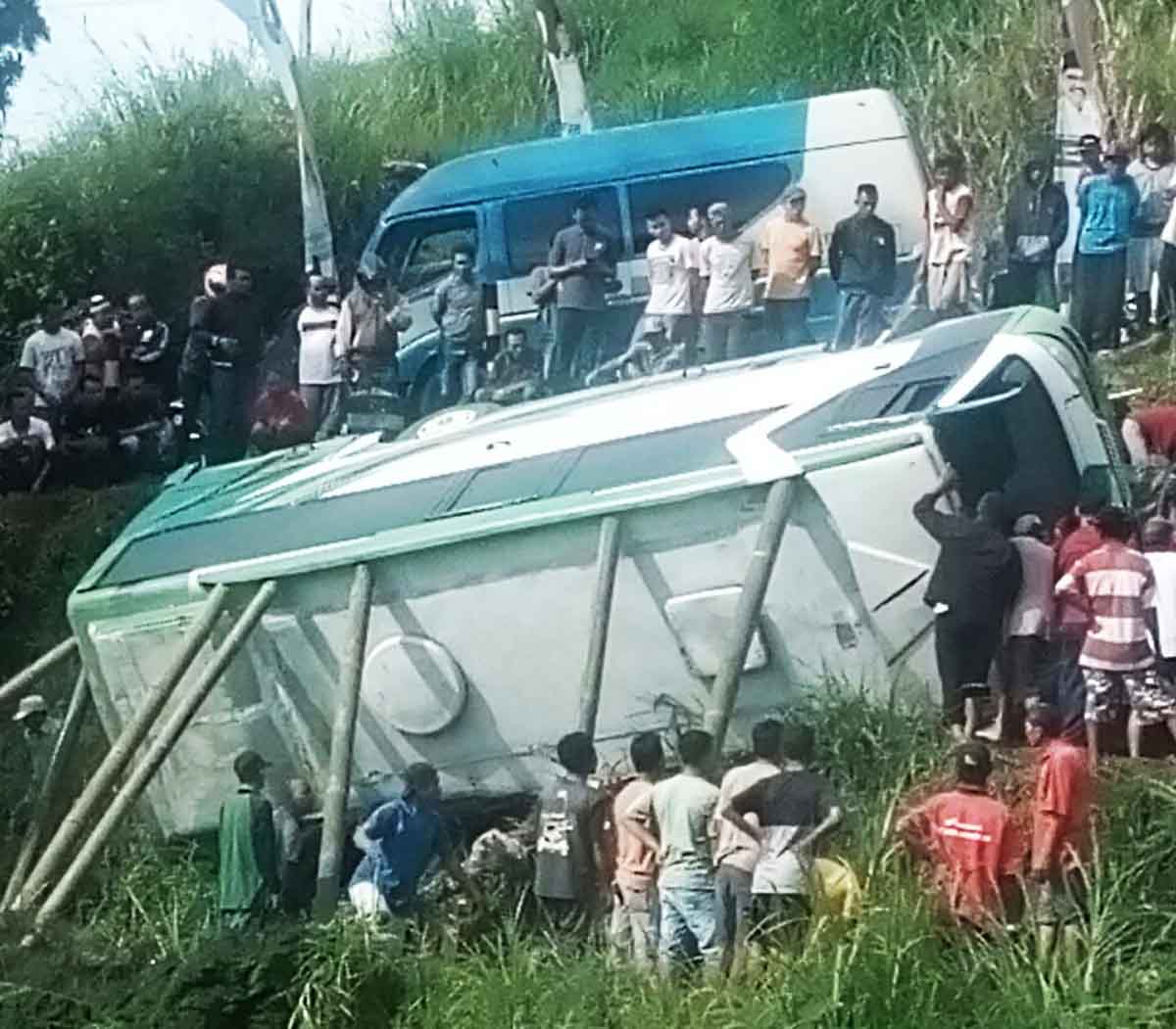 Proses evakuasi korban bus terguling di jalur Plaosan-Sarangan.