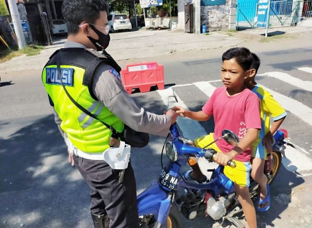 2 Bocah di Pasuruan Menangis saat Motornya Kena Tilang