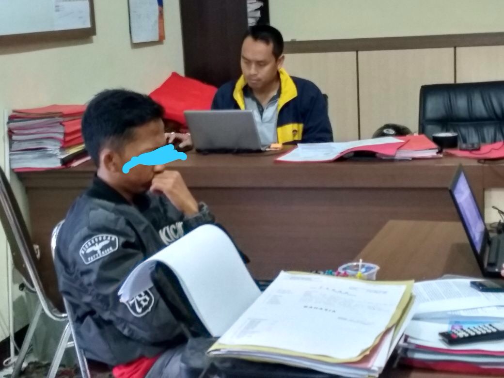 Pelaku dan barang bukti saat diamankan oleh petugas gabungan. 