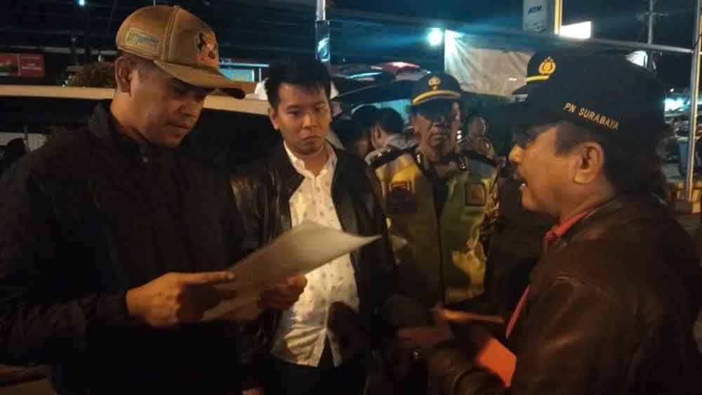 Kapolres Banyuwangi AKBP Taufik saat memeriksa kelengkapan dokumen pemilik satwa dilindungi