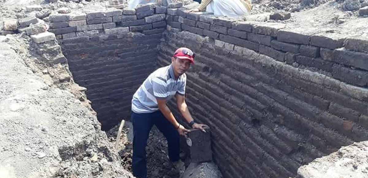 Kepala Desa Belahan Tengah, Senedi saat mengeksplore lokasi penemuan batu bata kuno/ Foto : Istimewa