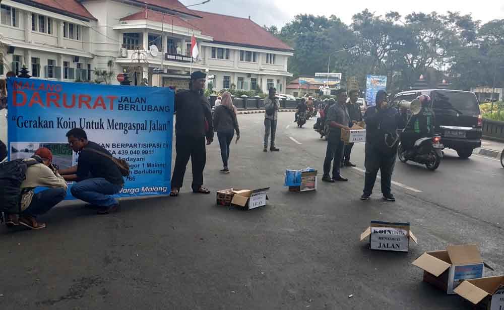 Aksi pengumpulan koin perbaiki Jalan Kota Malang