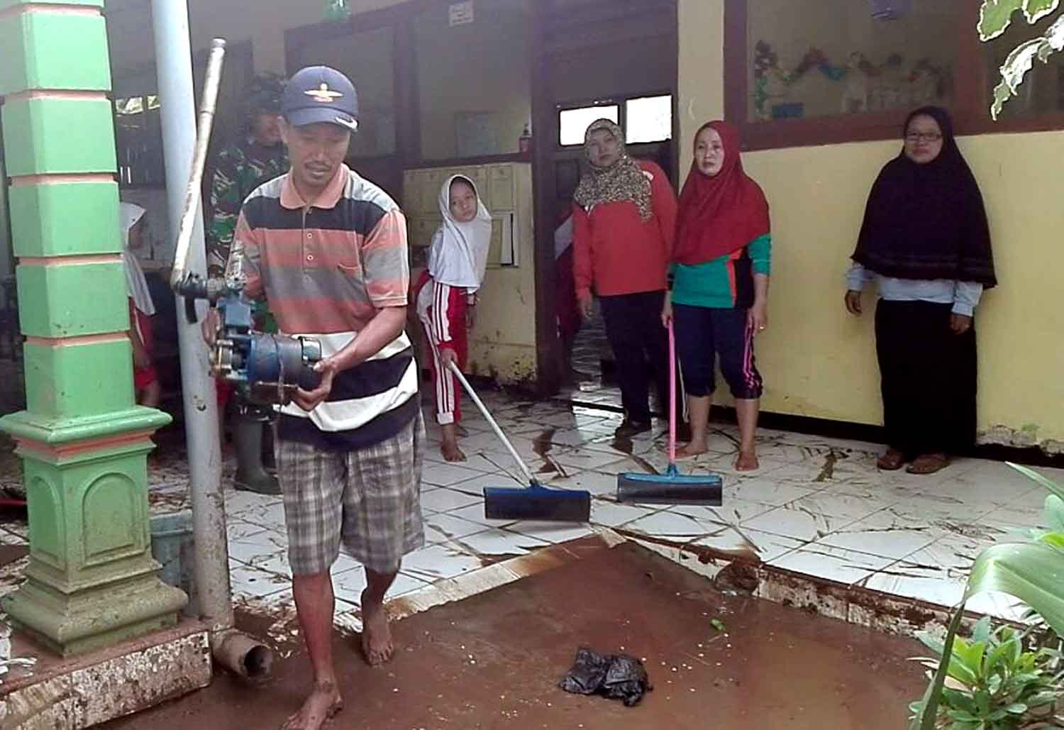 Siswa SD Ponorogo Bersihkan Lumpur Sisa Banjir