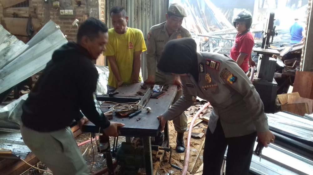 Polisi melakukan olah TKP di lokasi kebakaran (Mita Kusuma/jatimnow.com)