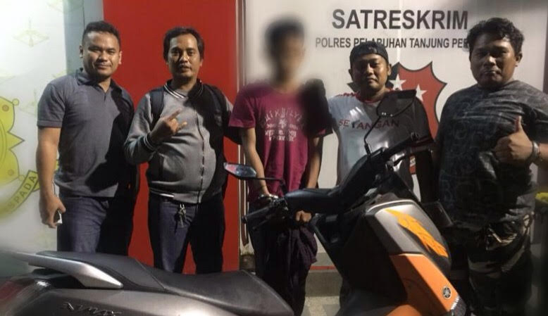 AK (wajah diblur) saat diamankan di Mapolres Pelabuhan Tanjung Perak Surabaya.