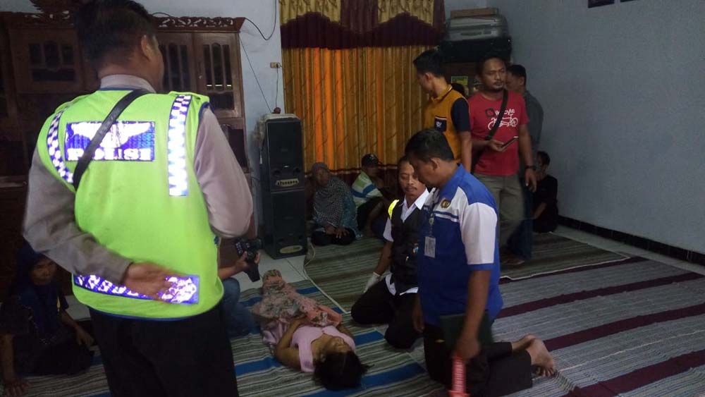 Petugas melakukan identifikasi di korban (Humas Polres Ponorogo/Istimewa)