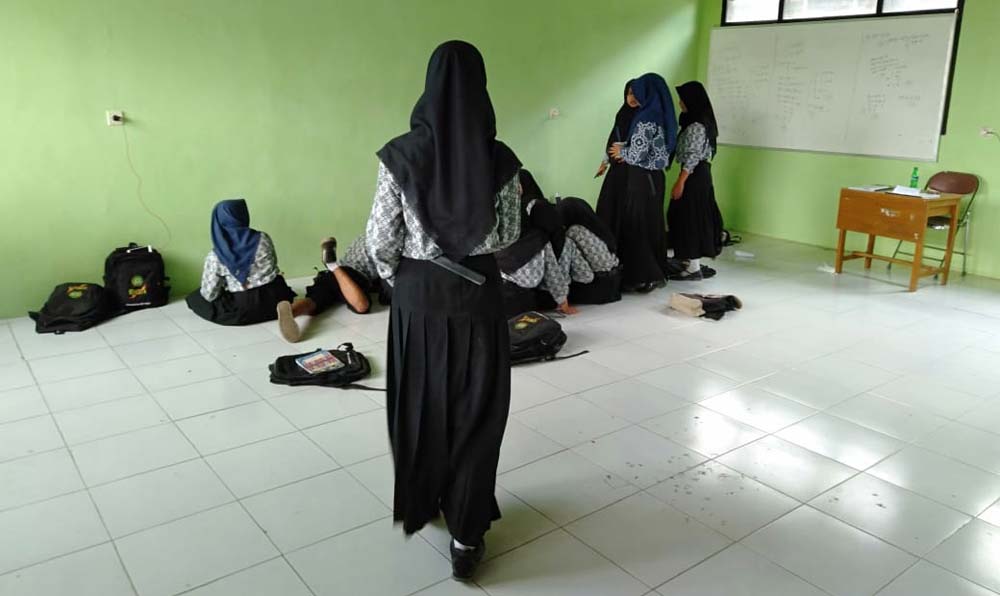 Siswa SMKN 01 Tulungagung yang sedang belajar secara lesehan karena di kelas tidak tersedia bangku dan meja belajar