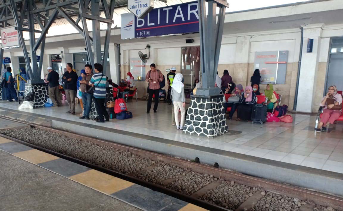 Suasana stasiun kereta api di Blitar