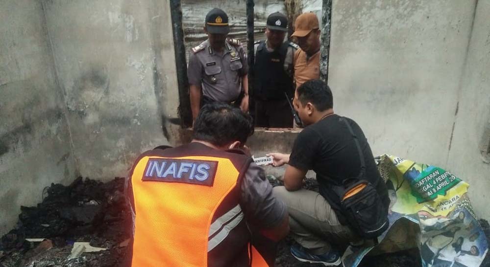 Petugas Inafis Satreskrim Polres Blitar Kota saat melakukan olah TKP
