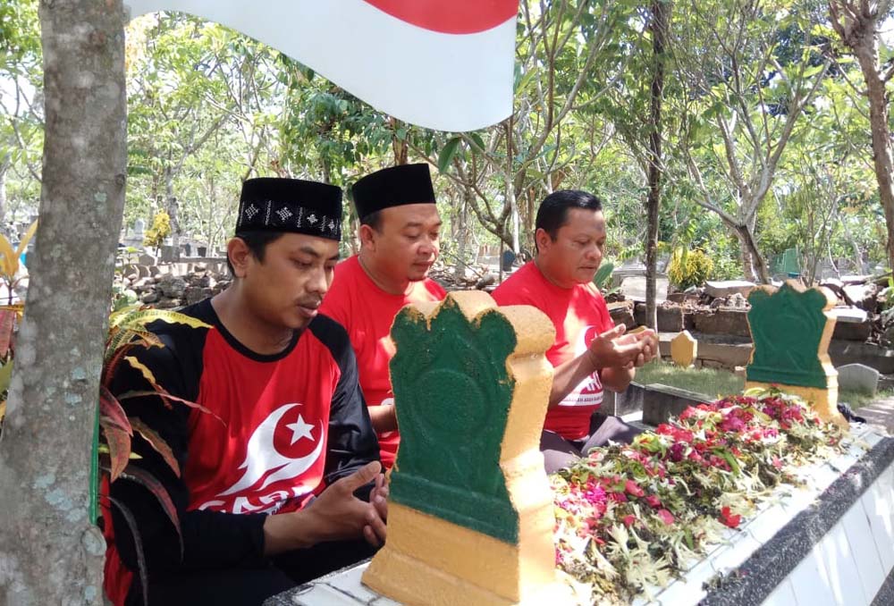 Ormas GARBI saat takziah di makam KH Nawawi/ Foto : Istimewa. 