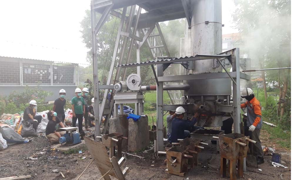 Para mahasiswa saat memasukkan bahan baku ke dalam MBF di ITS