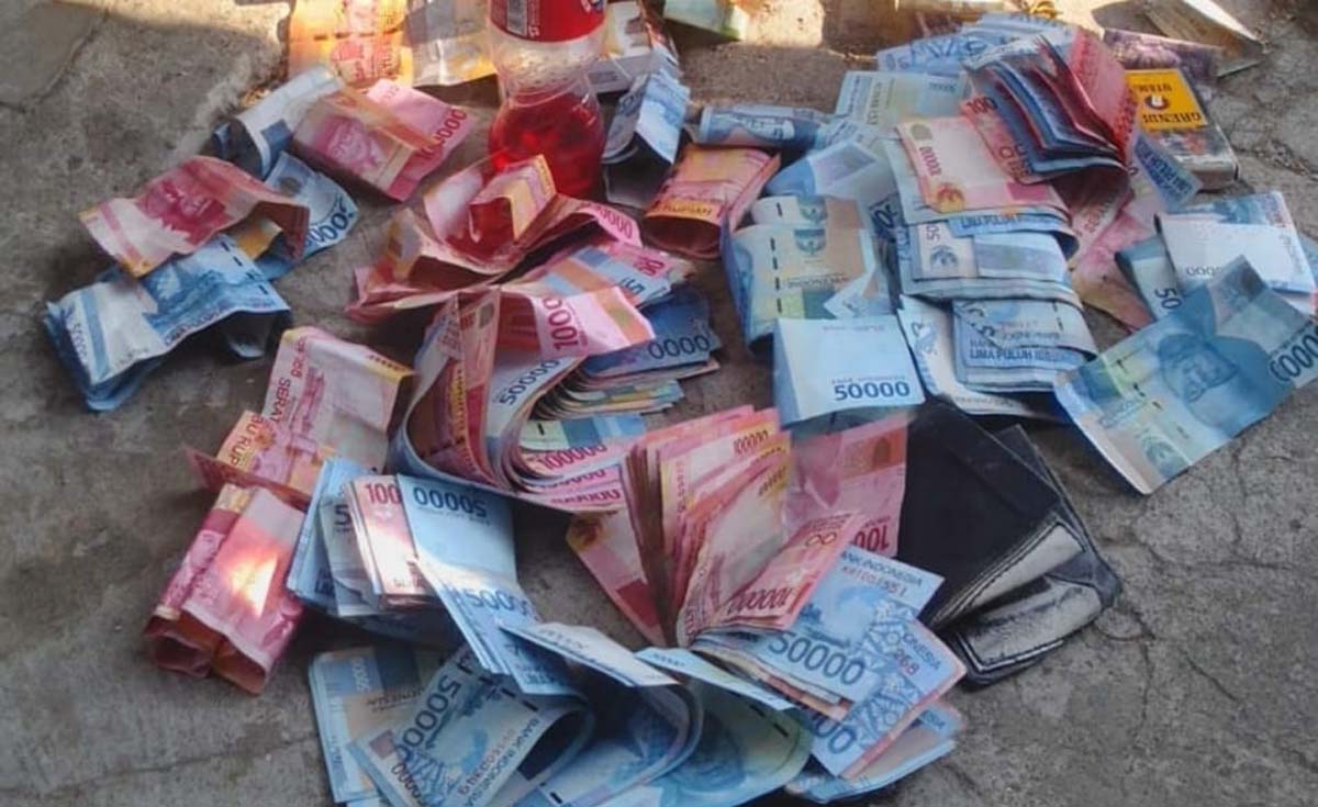 Uang yang ditemukan dalam tas pengemis jutawan yang viral