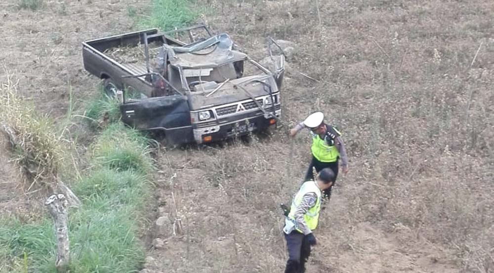 Petugas melakukan olah tempat kejadian perkara