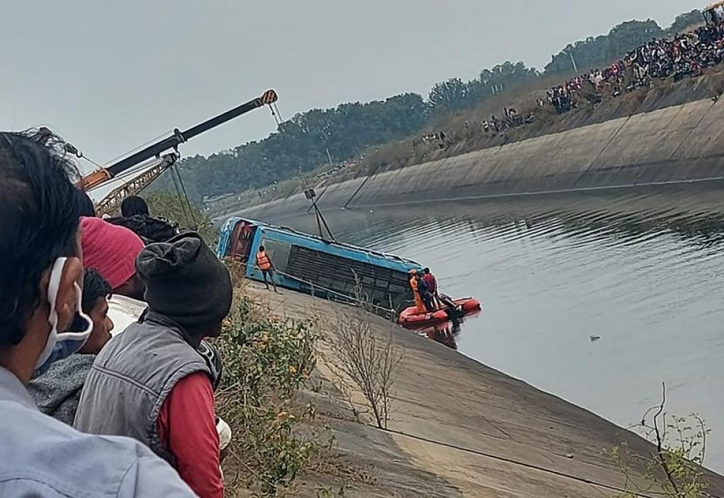 Bus yang jatuh ke kanal ditarik keluar di distrik Sidhi, di negara bagian Madhya Pradesh, India (Foto: Madhya Pradesh District via AP via Republika)

