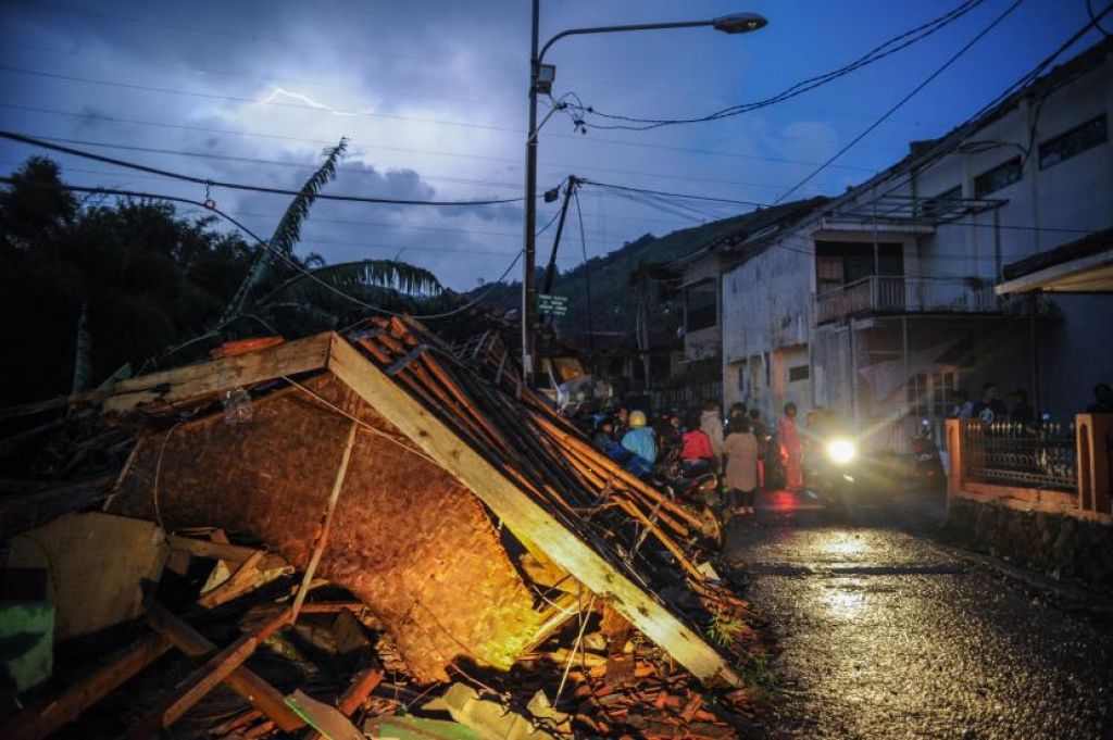 Rumah ambruk akibat bencana angin puting beliung di Desa Ciharalang, Bandung, Jawa Barat (Foto: ANTARA/Raisan Al Farisi via Republika)
