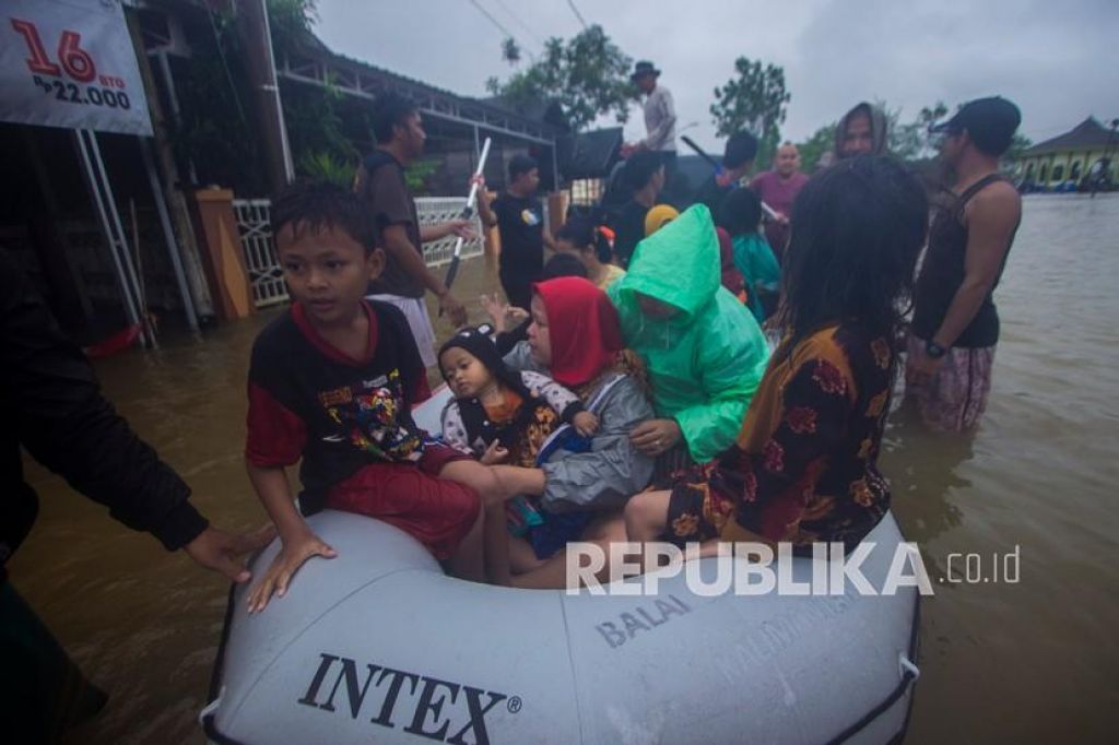Evakuasi warga yang terdampak banjir di Desa Kampung Melayu, Kabupaten Banjar, Kalimantan Selatan (Foto: Antara/Bayu Pratama S)
