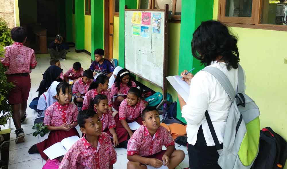 Siswa SD Bangunsari 2 yang belajar di teras.