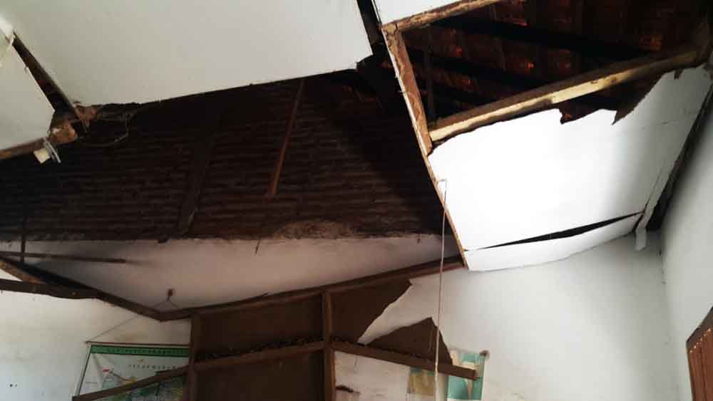 Atap Sekolah di Probolinggo Nyaris Ambruk, Siswa Belajar di Musala