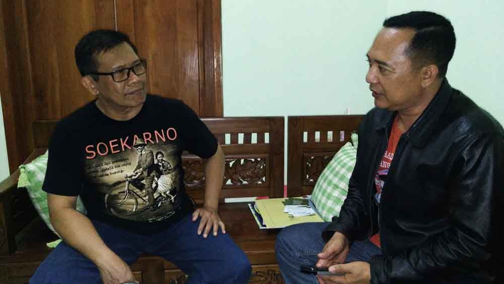 Sekretaris Dinas Pendidikan, Sentot Dwi Henriyono didampingi Kabag Humas,  Protokol dan Rumah Tangga Pemkab Probolinggo