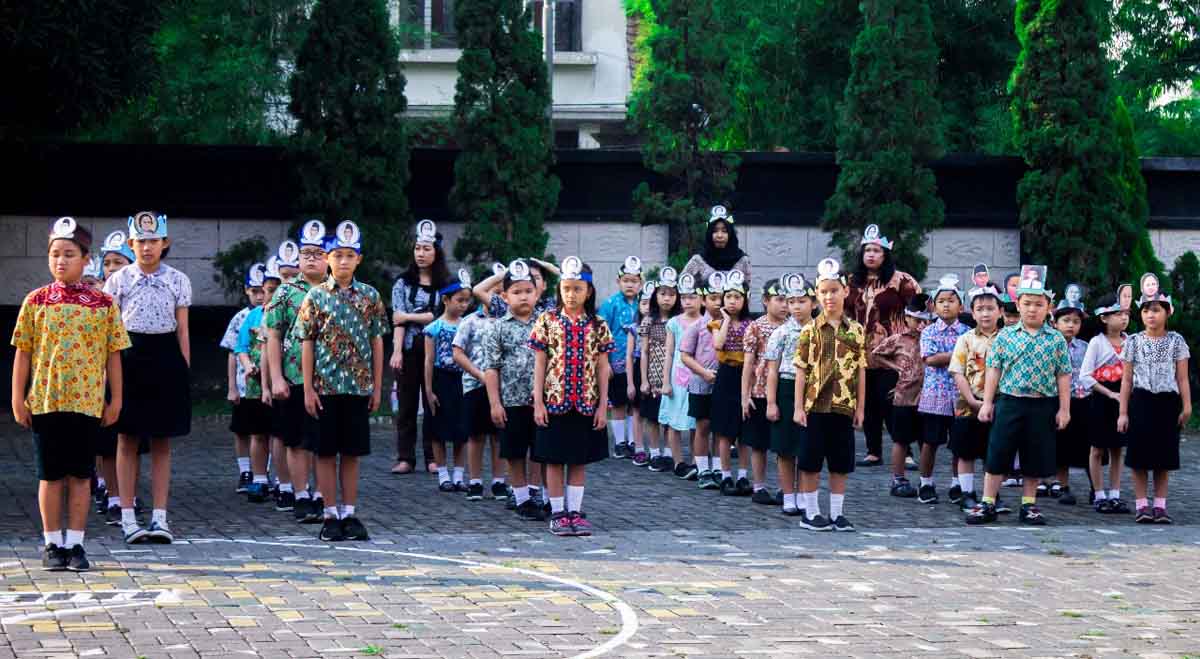 Hardiknas, Siswa di Surabaya Kenakan Topi Bergambar Ki Hajar Dewantara