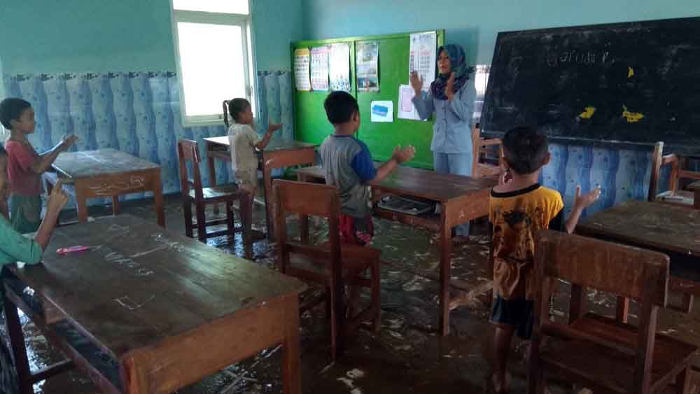 Sekolah yang terendam banjir lumpur di Blitar