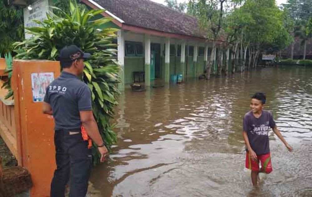 Sekolah di Kediri libur akibat banjir menerjang