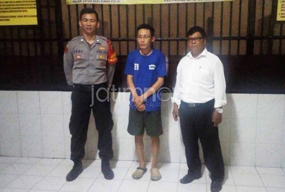 Tersangka saat diamankan di Mapolrestabes Surabaya