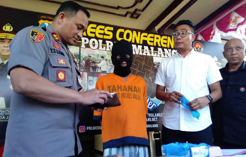 Tersangka saat diamankan di Mapolres Malang