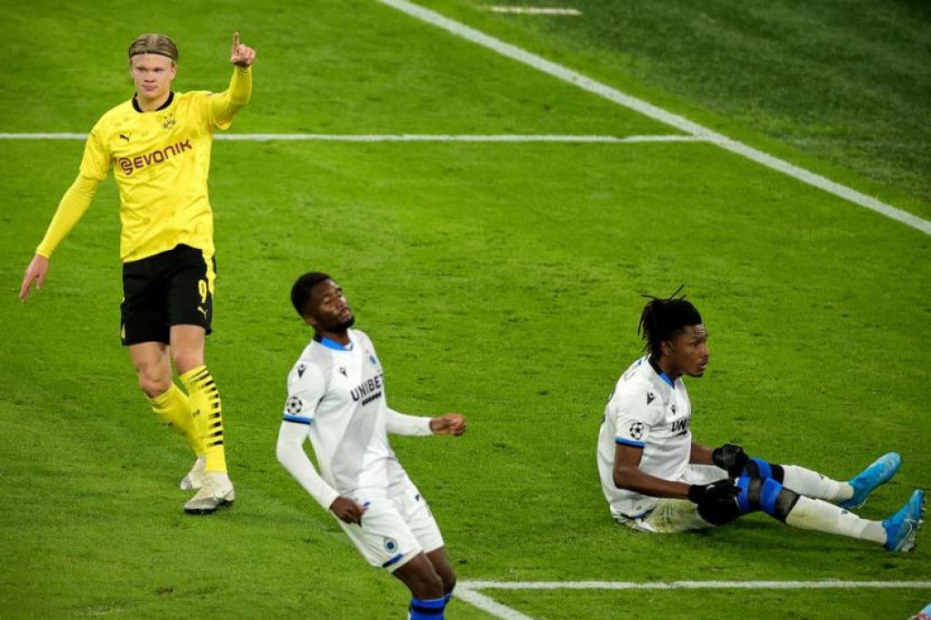 Selebrasi bintang Borussia Dortmund Erling Haaland (kiri) usai menjebol gawang Club Brugge di Liga Champions (Foto: EPA-EFE/FRIEDEMANN VOGEL)


