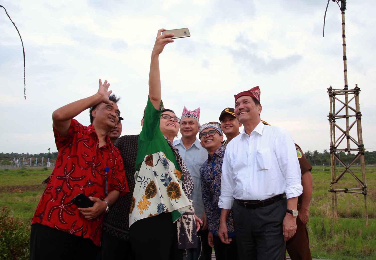 Menkeu Sri Mulyani, Bupati Banyuwangi Azwar Anas serta Menteri Koordinator Kemaritiman Luhut Pandjaitaan berselfie dengan latar belakang Bandara Banyuwangi