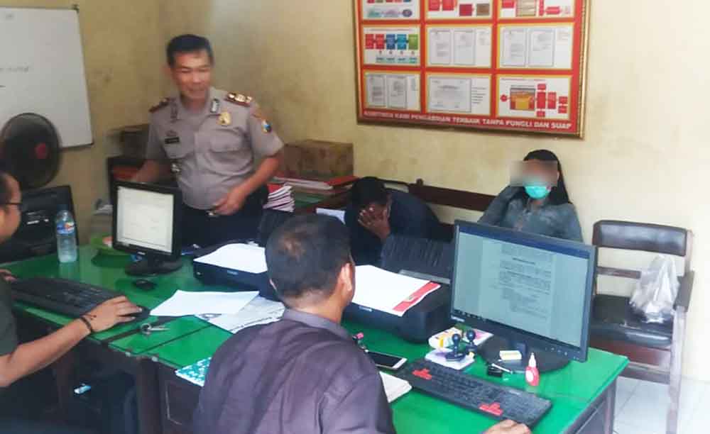 kedua pasangan selingkuh saat berada di Mapolsek Gamping