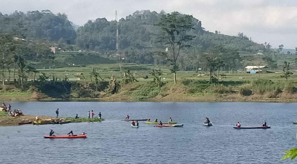 Tim penyelamat melakukan pencarian terhadap nelayan tenggelam di Waduk Selorejo.