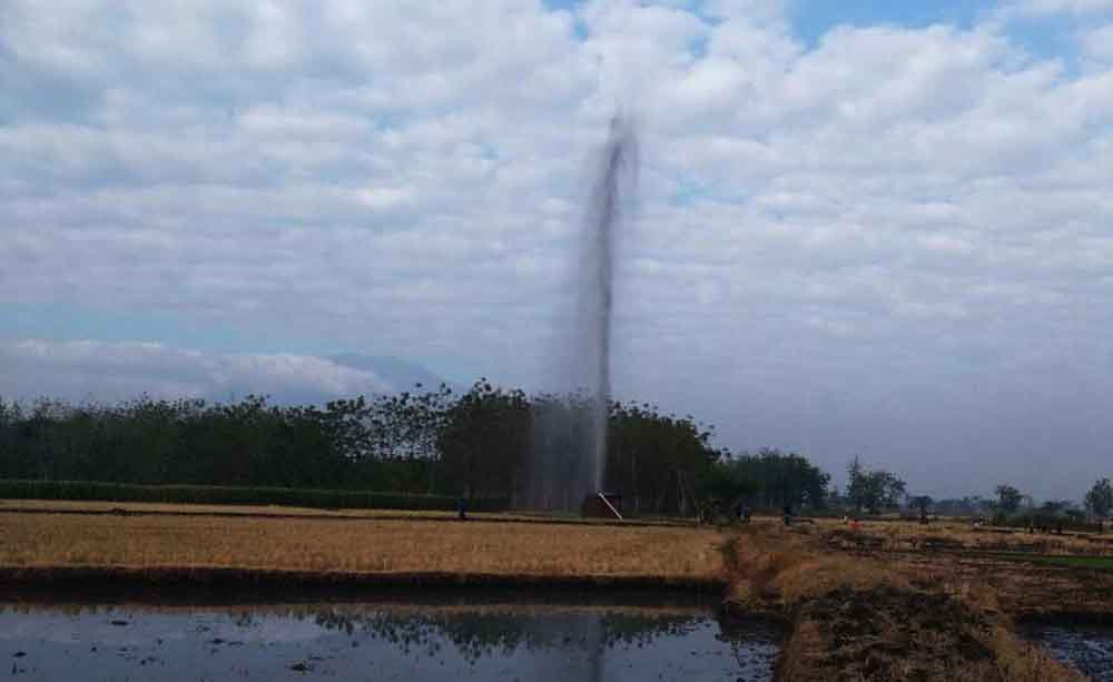 Semburan gas dan air dari sumur warga yang diperkirakan mencapai 30 meter