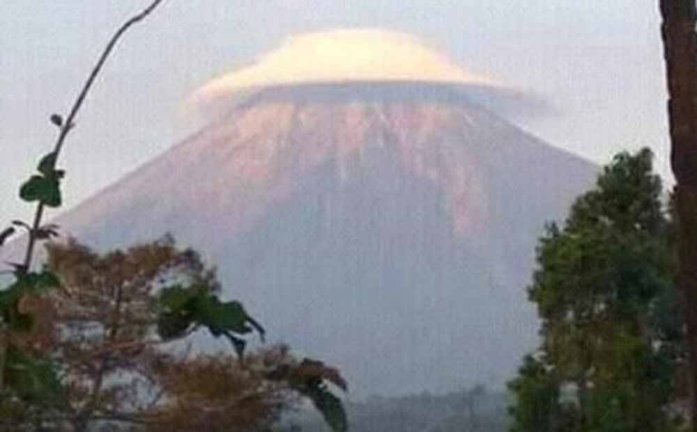 Fenomena Gunung Semeru bertopi (foto: Istimewa)