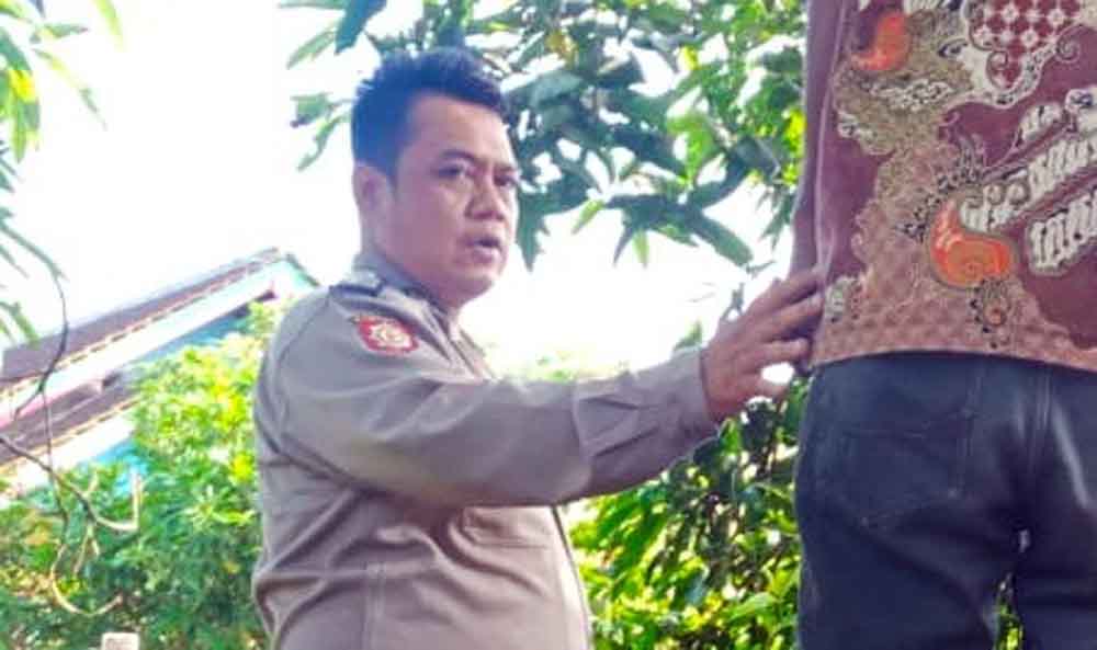 Polisi mengevakuasi jasad Semi yang diduga gantung diri