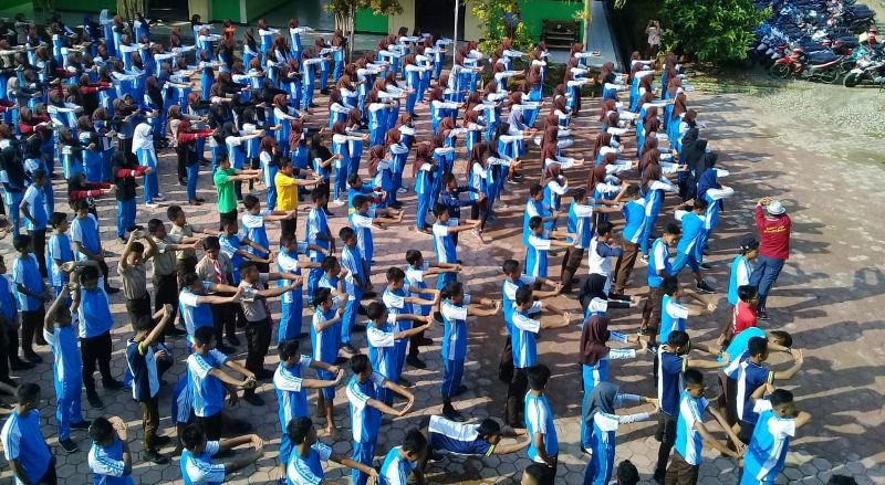 Pelajar di Pacitan saat mengikuti senam dayung, Jumat (21/9/2018).