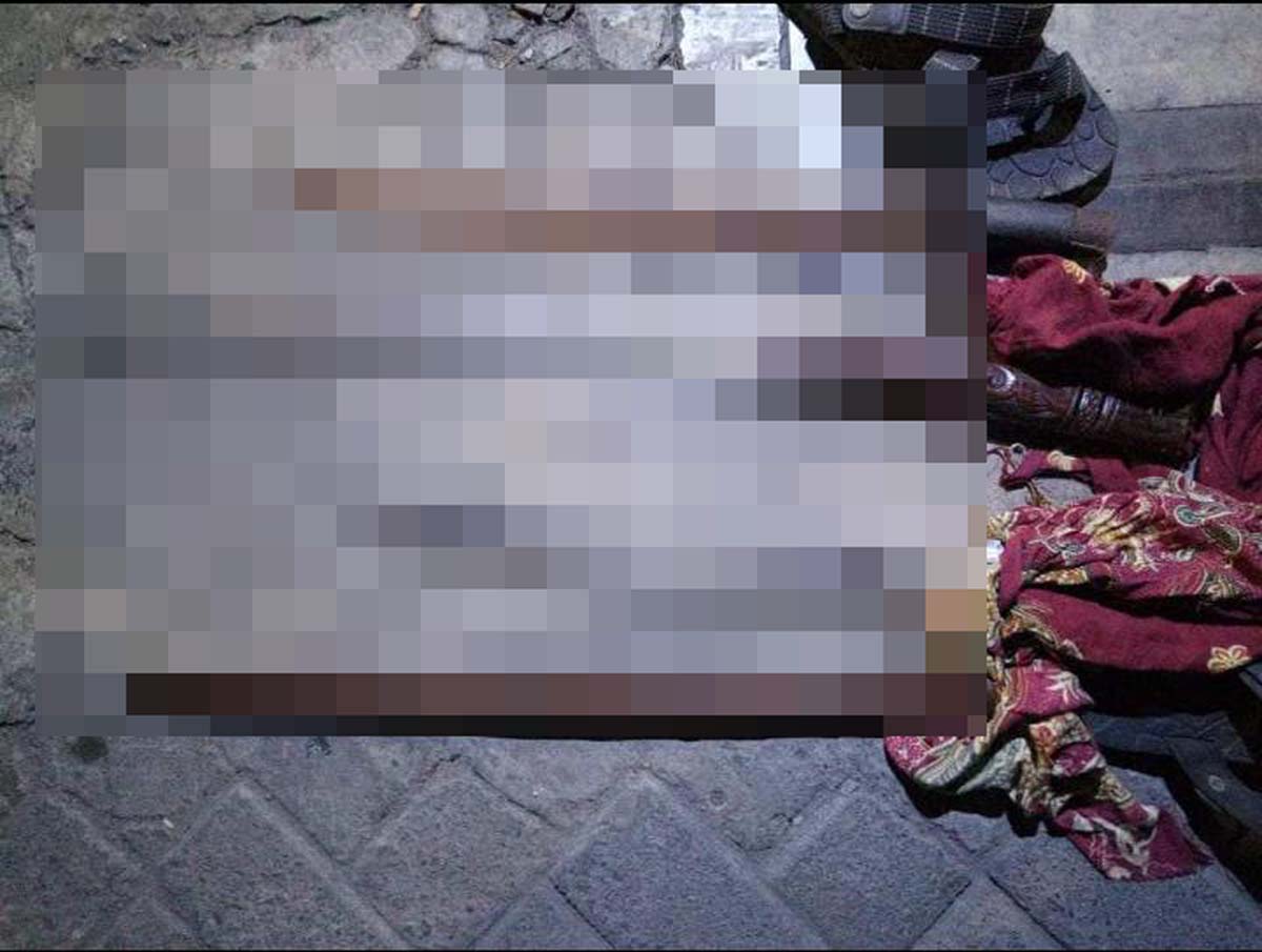 Senjata tajam yang dibawa empat remaja yang ditangkap Tim Respati Polrestabes Surabaya/Arry Saputra