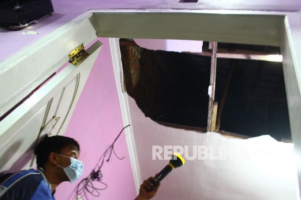 Warga melihat kerusakan atap rumah di perumahan Griya Tirta Aji, Malang akibat gempa (Foto: Antara/Ari Bowo Sucipto via Republika)