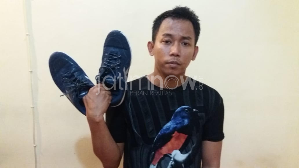 Satria bersama sepatu yang dicurinya saat diamankan polisi./Foto: Narendra Bakrie.