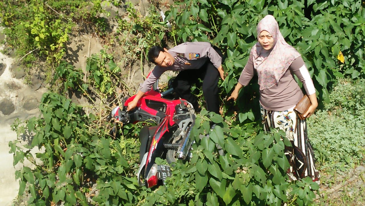 Sepeda motor yang dibuang ke parit/Foto: Mita Kusuma