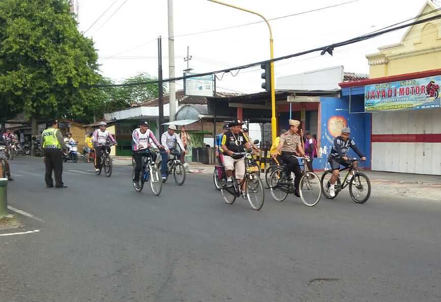 Kapolres Situbondo Ngontel Bareng Pecinta Sepeda Tua Internasional