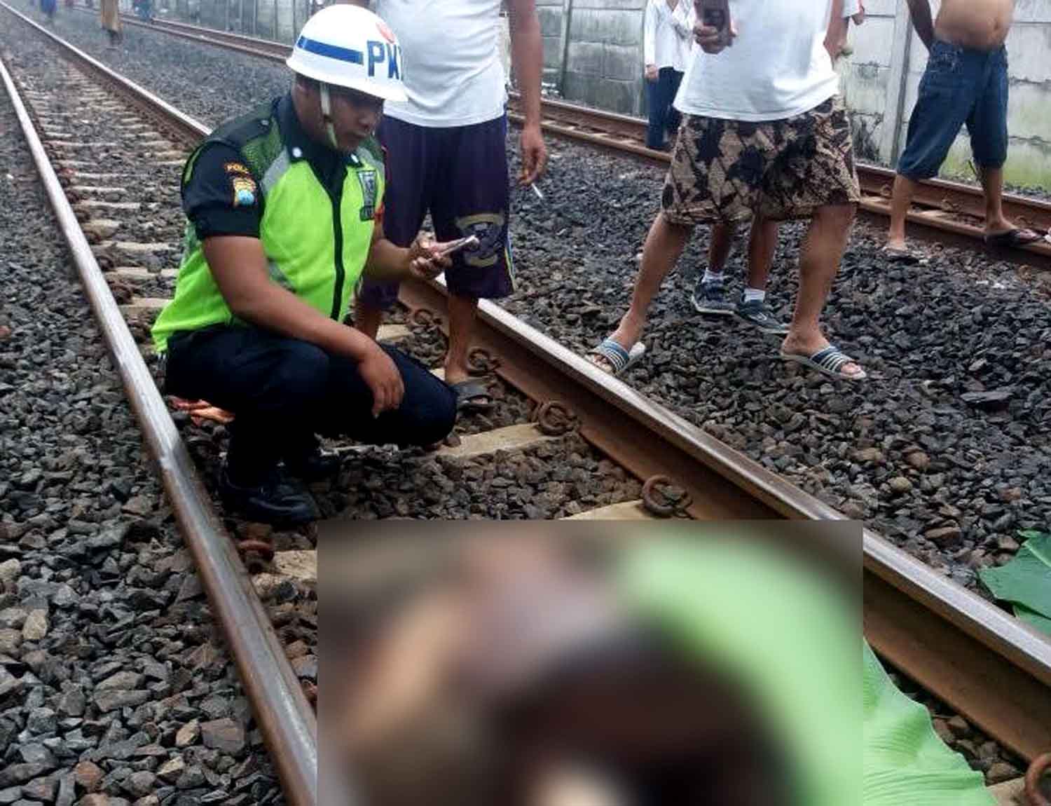 Warga mendatangi jasad wanita korban tertabrak kereta.